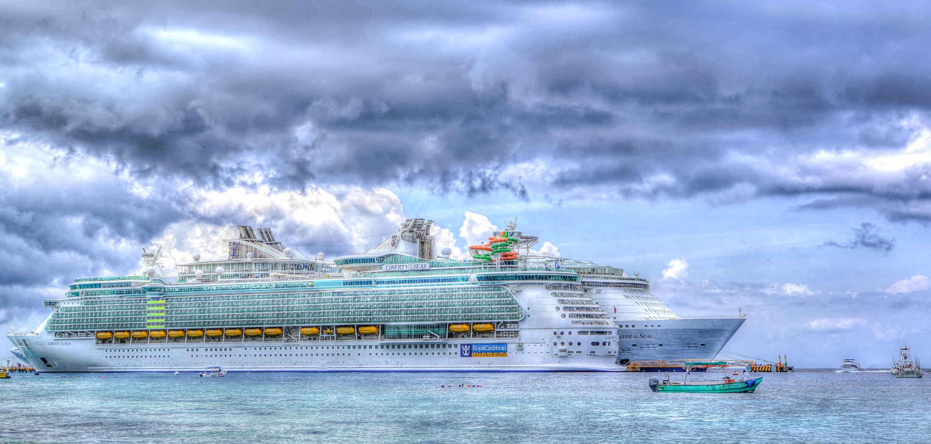 cruise-ship-1330416_1920